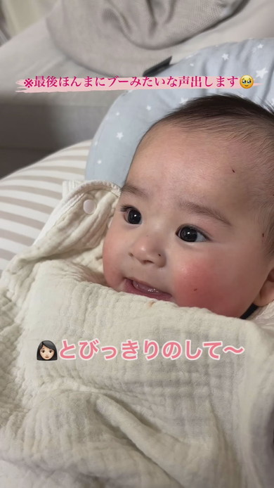 パパにあやされる赤ちゃん