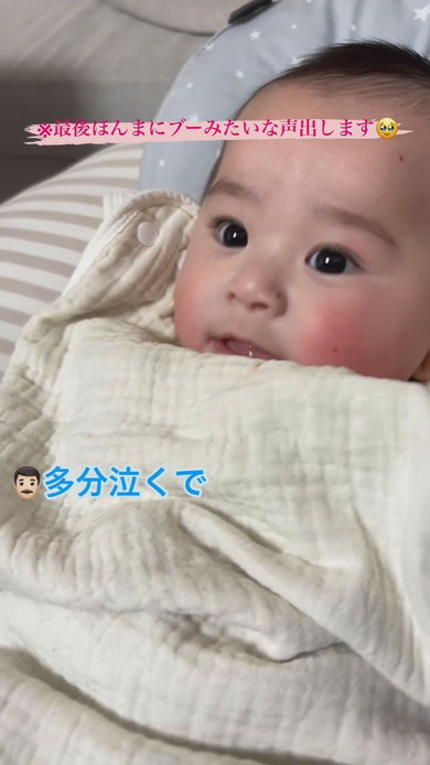 パパにあやされる赤ちゃん