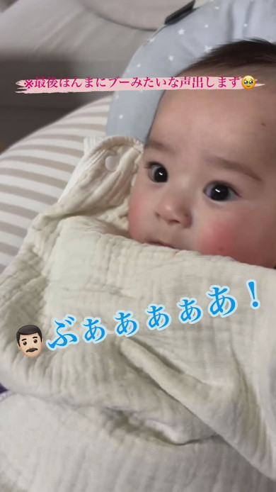 パパにあやされる赤ちゃん