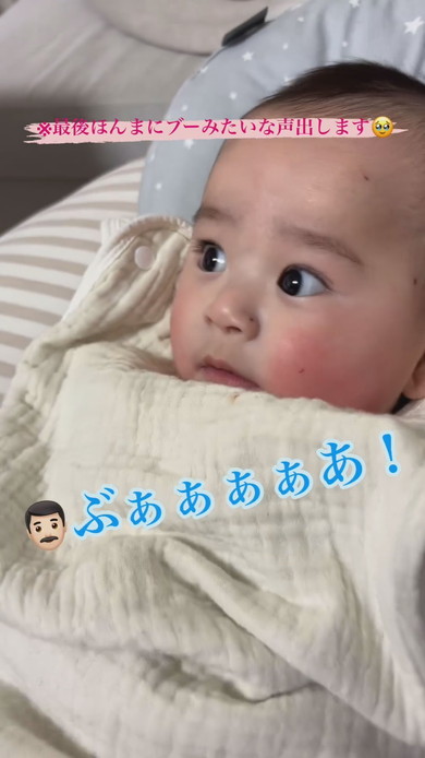 パパにあやされる赤ちゃん