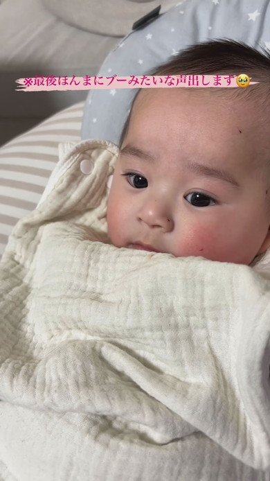 パパにあやされる赤ちゃん