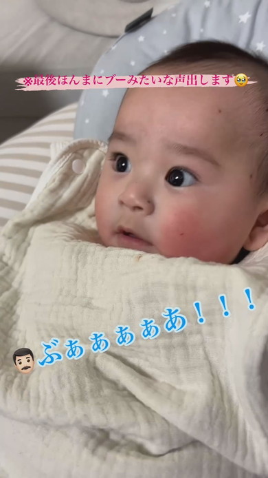 パパにあやされる赤ちゃん