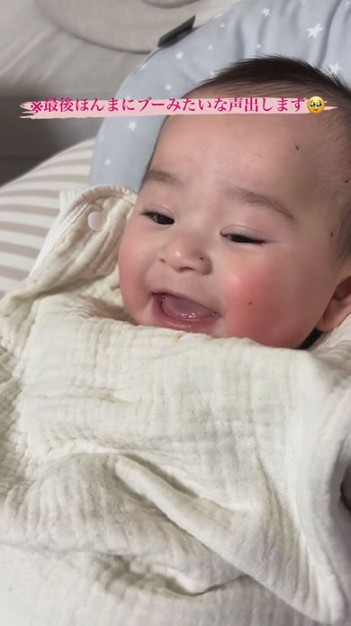 パパにあやされる赤ちゃん