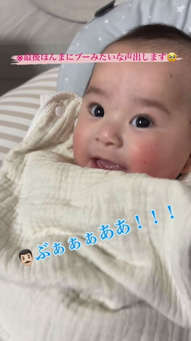 パパにあやされる赤ちゃん