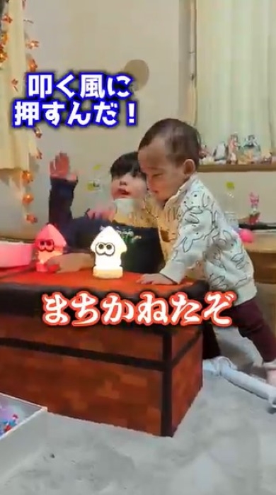 仲良く遊ぶ兄妹