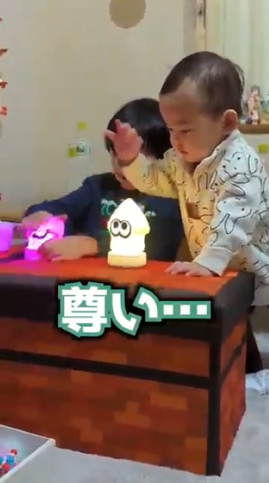 仲良く遊ぶ兄妹