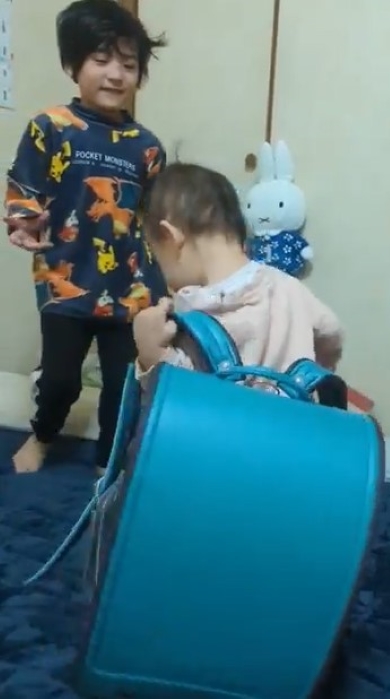 ランドセルを背負う女の子