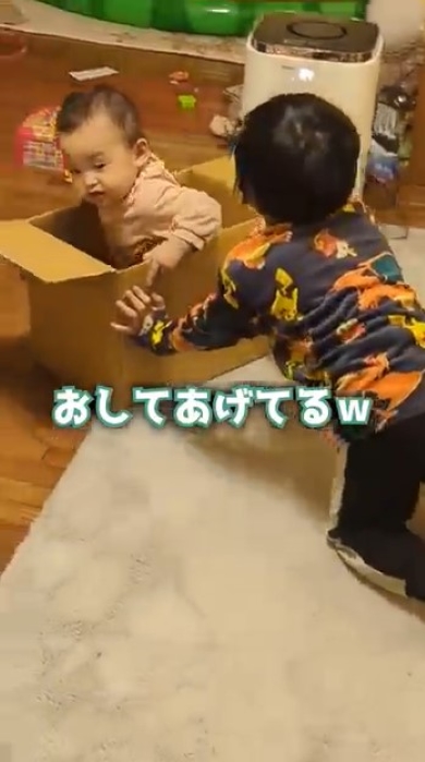 段ボールを押す男の子