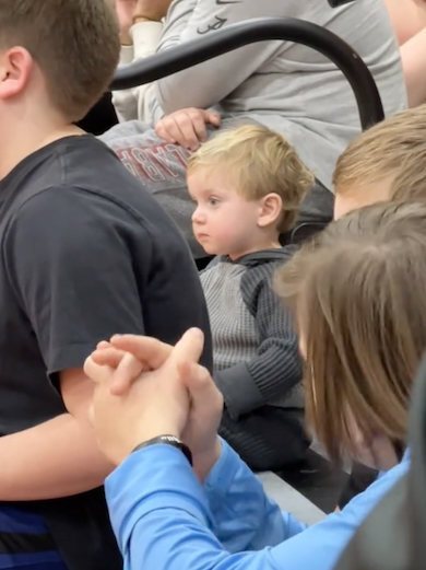 バスケの試合を注視する子ども
