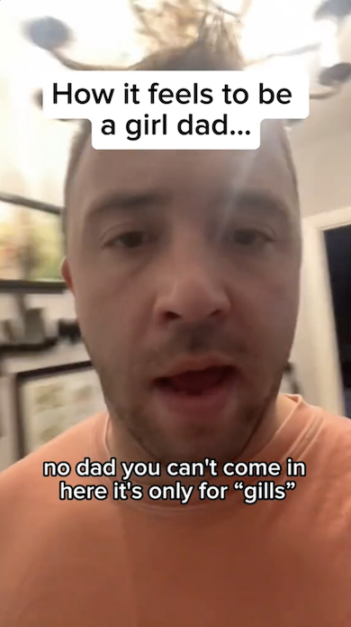 寂しそうな父親