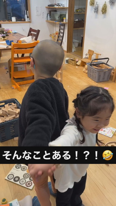 わらべうたで遊ぶ兄妹