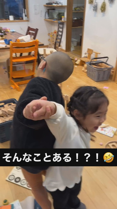 わらべうたで遊ぶ兄妹