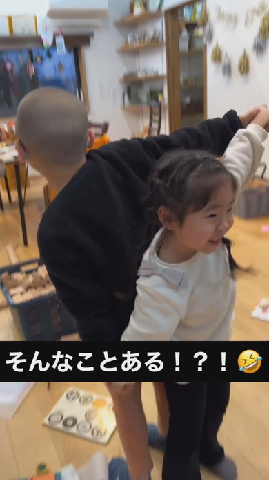 わらべうたで遊ぶ兄妹