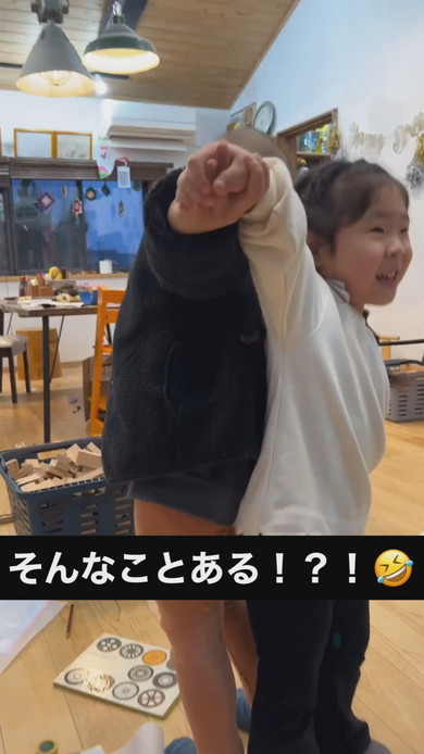 わらべうたで遊ぶ兄妹