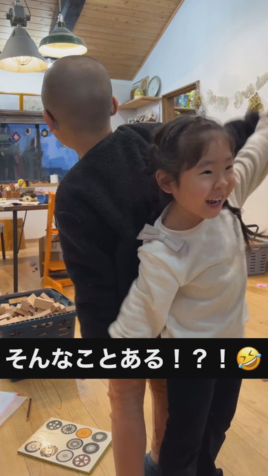 わらべうたで遊ぶ兄妹