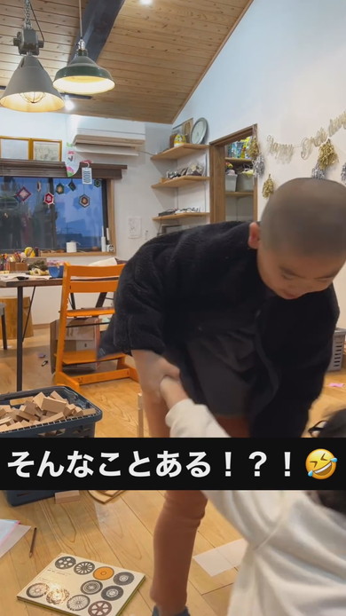 わらべうたで遊ぶ兄妹