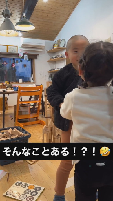 わらべうたで遊ぶ兄妹