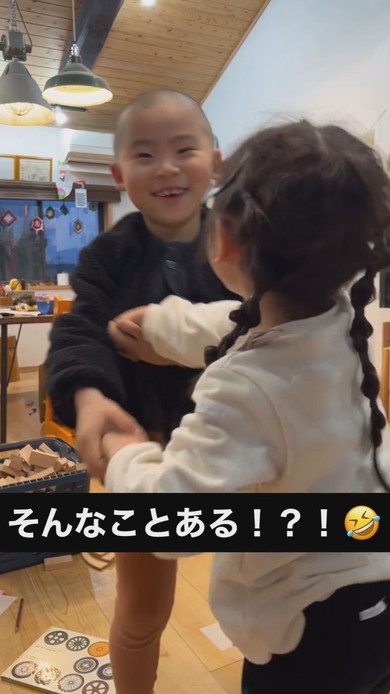 わらべうたで遊ぶ兄妹
