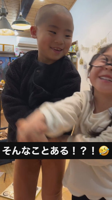 わらべうたで遊ぶ兄妹