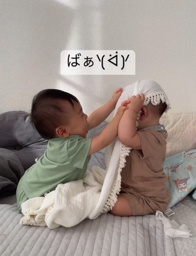 ブランケットを下ろすのを手伝う赤ちゃん