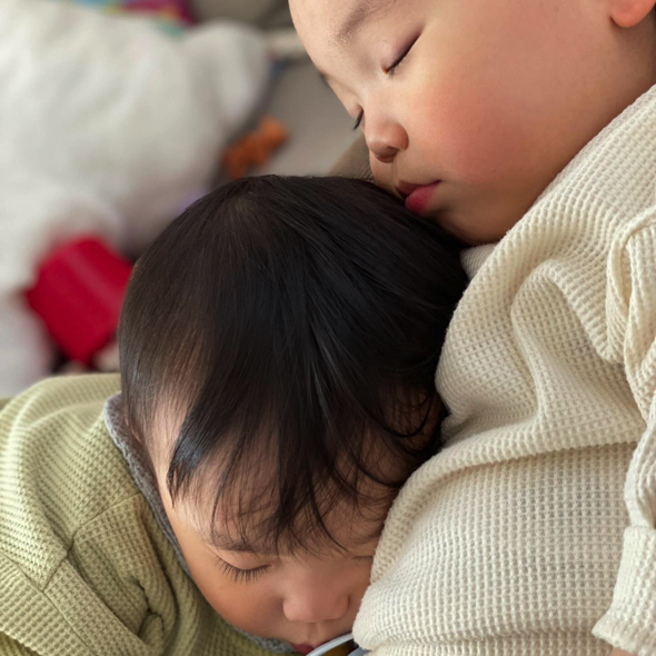 双子のぐっすりお昼寝タイム