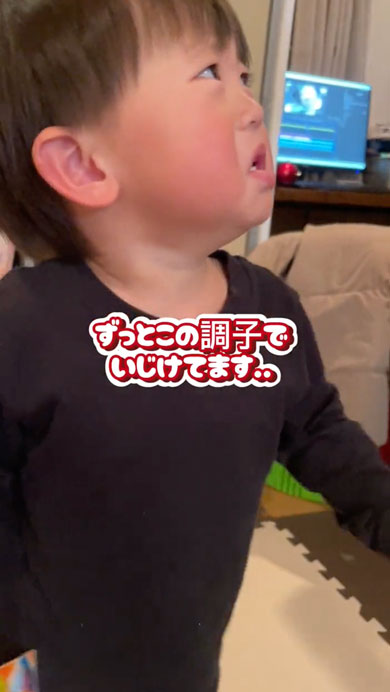 妹をまだ受け入れられない1歳のお兄ちゃん