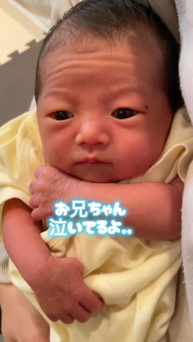 妹をまだ受け入れられない1歳のお兄ちゃん