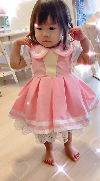 ベースを切る娘さん