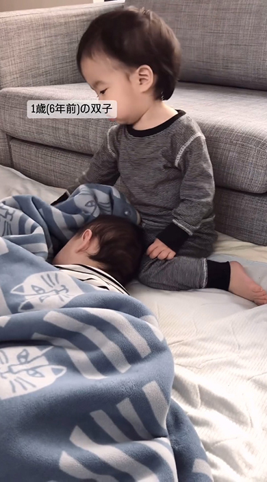 ブランケットをつかむお兄ちゃん