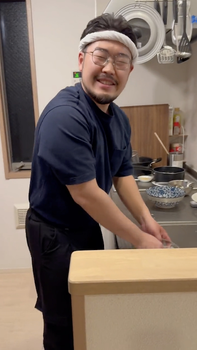 にこやかに迎え入れる夫