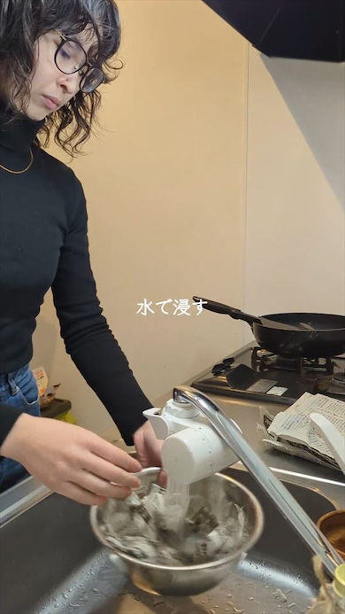 ちぎったチラシを水に浸す