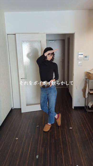 ちぎったチラシを床に散らす