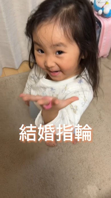 ママとパパの取り合いをする3歳の女の子