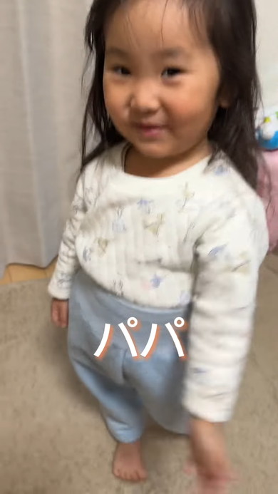 ママとパパの取り合いをする3歳の女の子