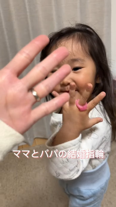ママとパパの取り合いをする3歳の女の子