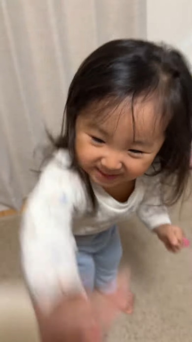 ママとパパの取り合いをする3歳の女の子