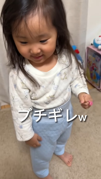 ママとパパの取り合いをする3歳の女の子