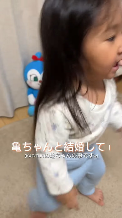 ママとパパの取り合いをする3歳の女の子