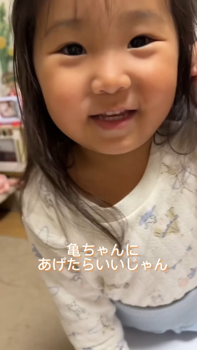 ママとパパの取り合いをする3歳の女の子