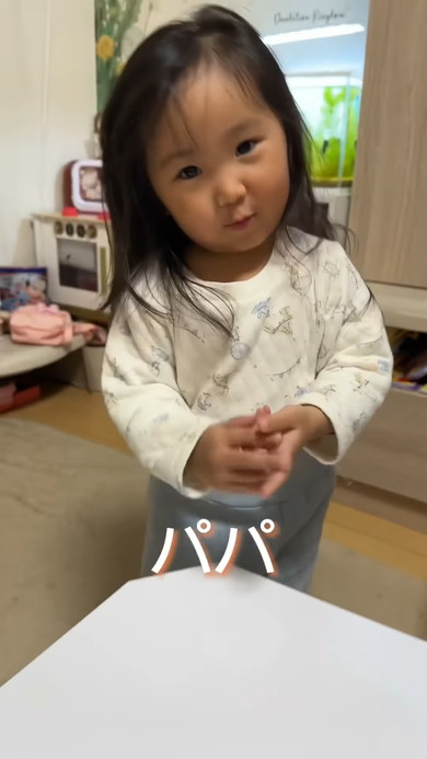 ママとパパの取り合いをする3歳の女の子