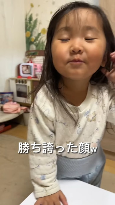 パパと抱きしめ合う3歳の女の子