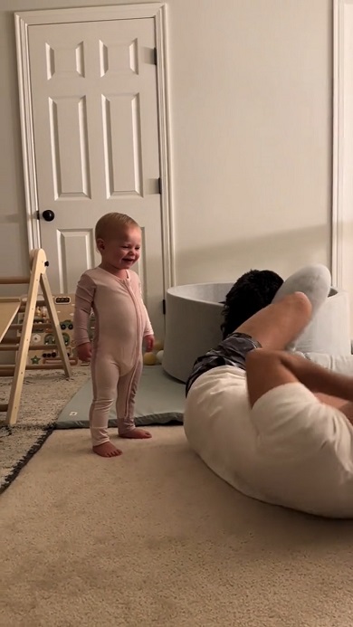 笑いが止まらない娘の姿につられて自分も笑い出してしまう父親