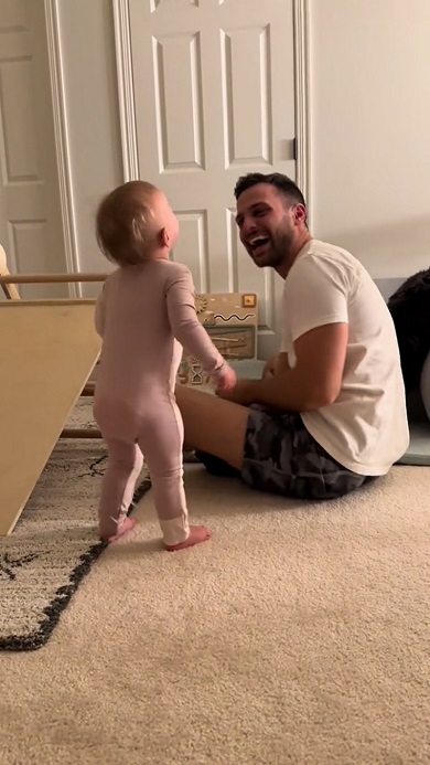 笑いが止まらない娘の姿につられて自分も笑い出してしまう父親