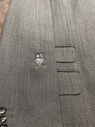 スーツに描いたフクロウ