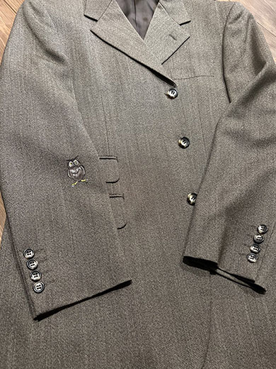 フクロウを描いたスーツ全体