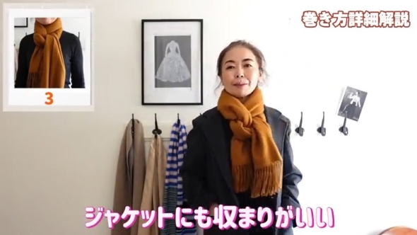 大判ストールを巻いた女性