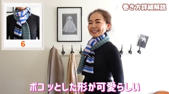 細いストールを巻いた女性