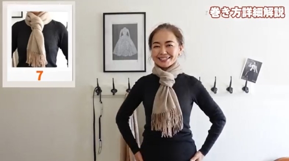 やや小ぶりなストールを巻いた女性