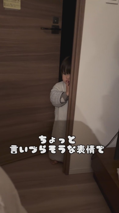 みんなと一緒に寝たくて起きてきた2歳の男の子