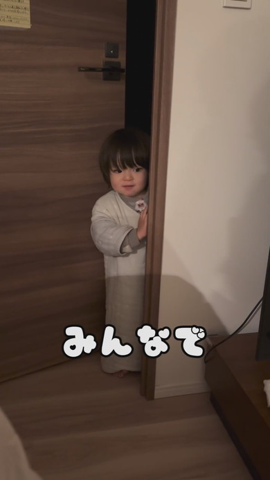 みんなと一緒に寝たくて起きてきた2歳の男の子